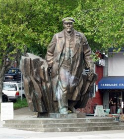 Lenin-statue-in-Fremon.jpg