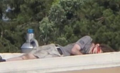 Gunman-dead-on-roof-300x182.jpg