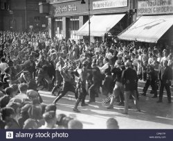 street-fighting-between-the-kpd-and-nsdap-from-horst-wessel-1933-CPM1TP.jpg