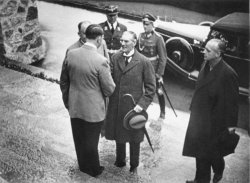 Chamberlain-and-Hitler-announce-Czech-agreement.jpg