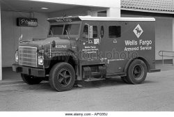 wells-fargo-armoured-delivery-and-collection-truck-in-orlando-apg55j.jpg